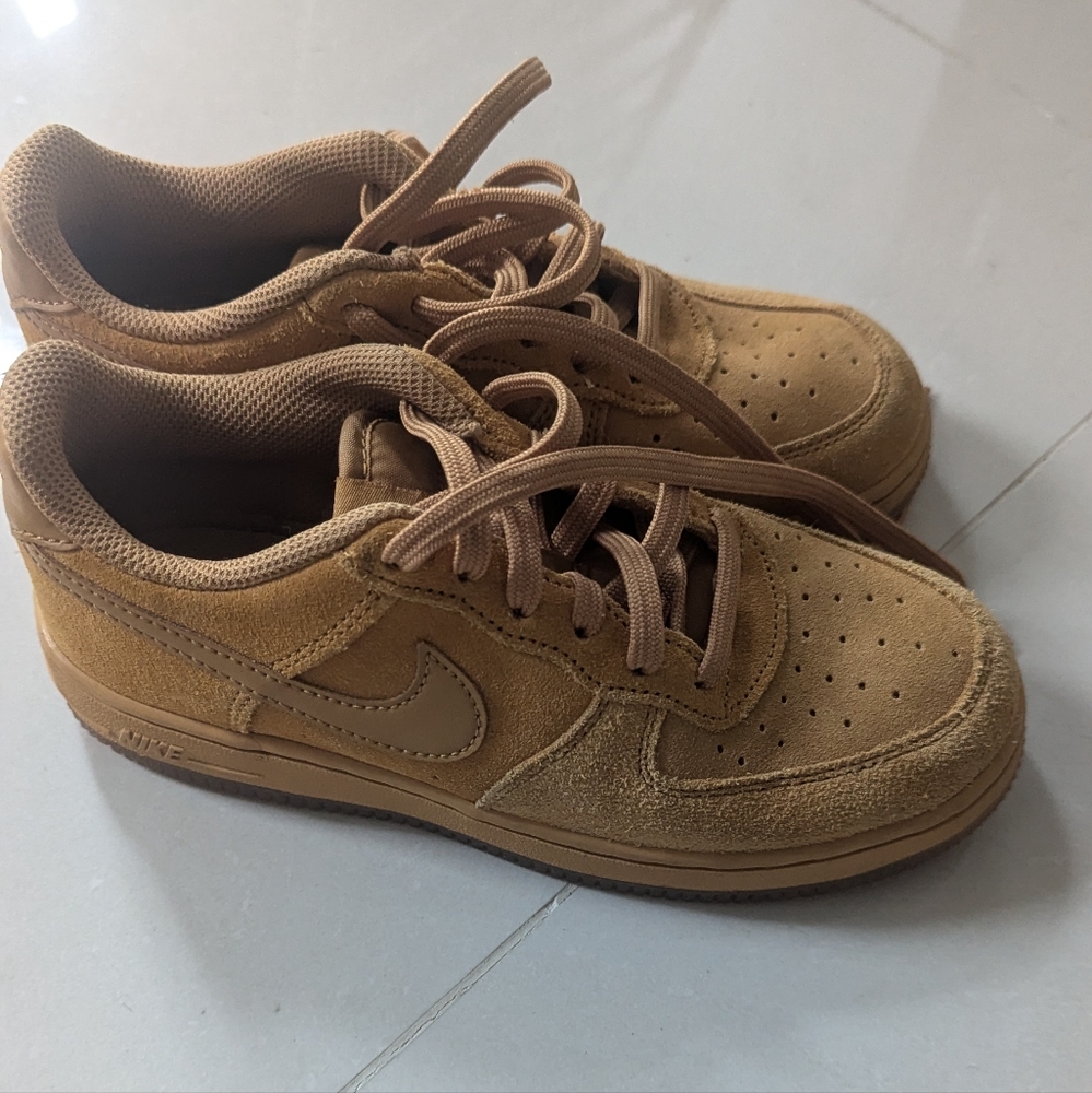 Kids Air Force Ones wheat / gum bottom